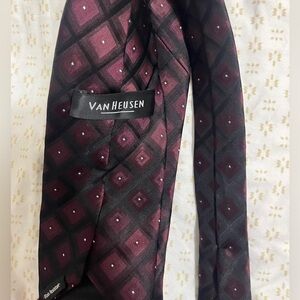 Van Heusen Maroon and Black Diamond Pattern Tie
